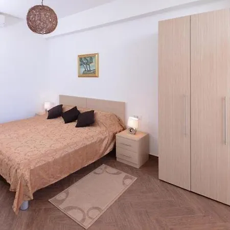 Apartments Evelj - Comfort Studio With Shared Terrace And Sea View